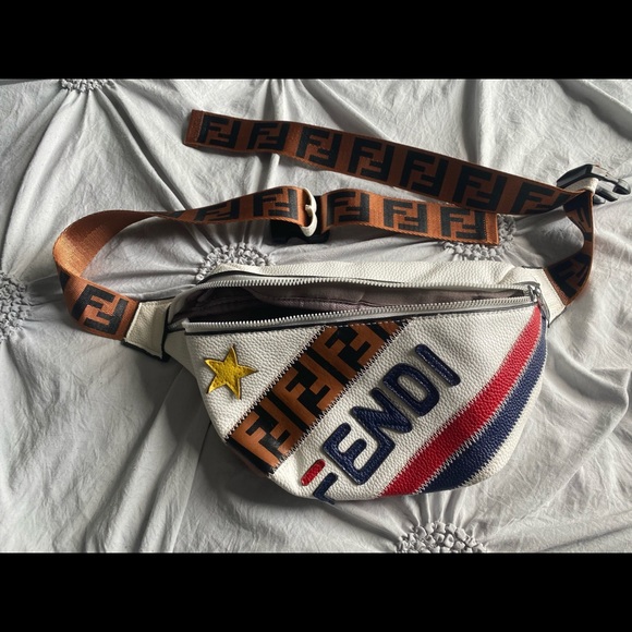 Non Authentic “Fendi” Belt Bag - Picture 3 of 7